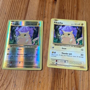 Pokémonkort Pikachu - Två Pokémonkort med Pikachu, båda med 60 HP. Kortens attacker är 'Gnaw' och 'Thunder Jolt'. Ett av korten har en holografisk yta som ger en glittrande effekt. Perfekt för samlare eller Pokémon-fans! En lite små repa på ena kortet.  500kr för de korten är ett väldigt bra pris kom pm för fler bilder och frågor 