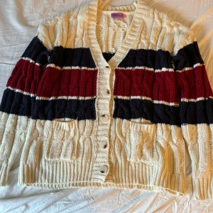 Randig stickad kofta - Stickad kofta från Edikted i storlek xs/s. Tröjan är oversized och sitter som en normal L ungefär