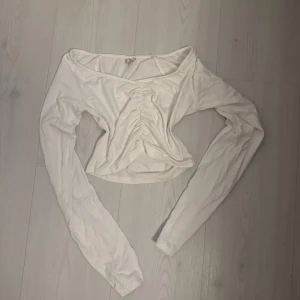 Vit långärmad topp från NLY Trend - Säljer en stilren vit långärmad topp från NLY Trend då den är för liten 💕💕