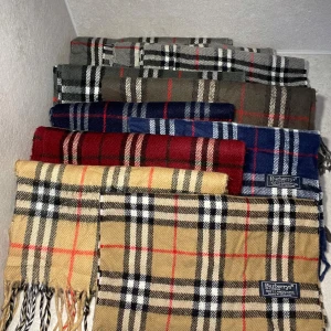 Burberry halsduk - Säljer 10st burberry halsdukar, som finns i färgerna beige, röd, blå och grå. Ny pris är ca 4999kr-5999kr, vårat pris 499kr! 😁vid köp av halsduk har du också +25 lotter i tävlingen om flycrews!! ⚜️
