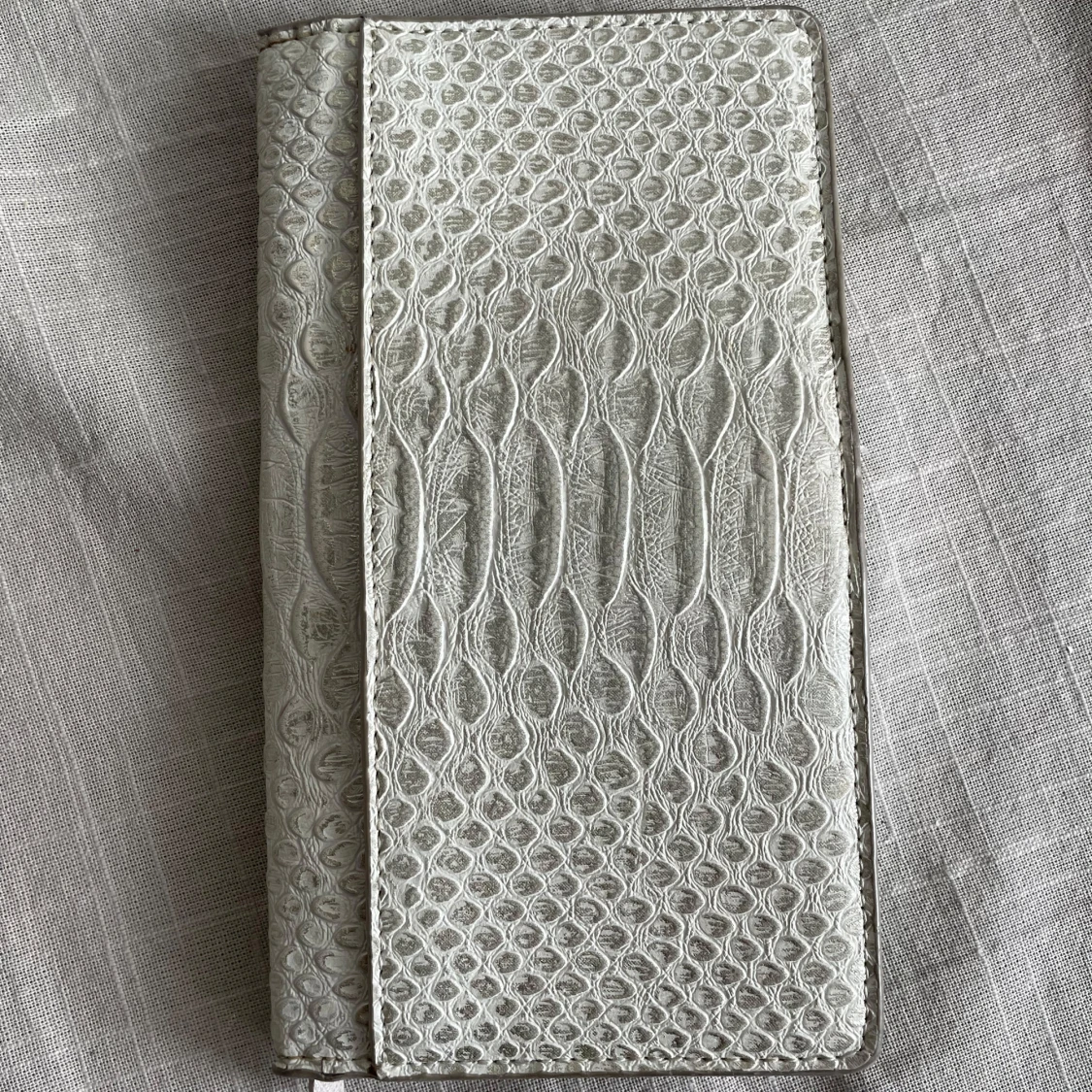 Vit plånbok med ormskinnsmönster - 1