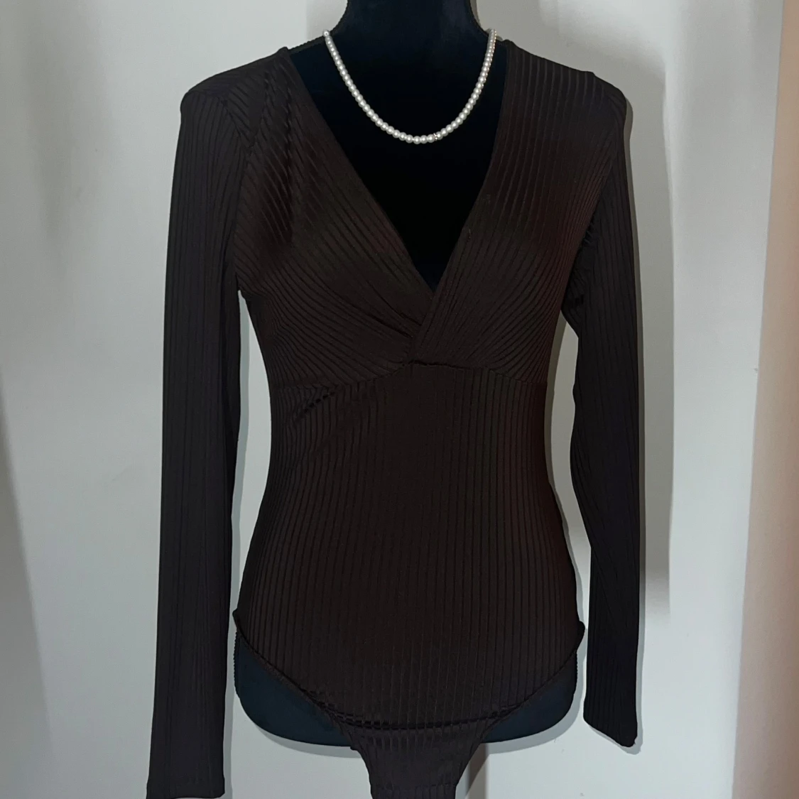 Brun ribbad omlottopp