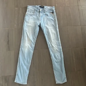 Replay anbass  - Snygga ljusblå replay anbass, slim fit passform, st 30/32, pris endast 299, hör av er för frågor eller funderingar // Royal