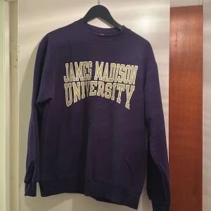 James Madison Uni Sweatshirt  - Vintage sweatshirt i mörkare lila färg. Väldigt bra skick för vintage. Inga hål, skador osv. 