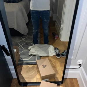 Blå jeans från Replay - Snygga blå jeans från Replay med slitna detaljer och en klassisk femficksdesign. Dem har en slim passform. Skick är 9/10 där dem har max blivit använda 2 gånger. Modellen är 178 och passform är true to size. Ordinate pris är 1700 men säljer dem endast för 599🔥