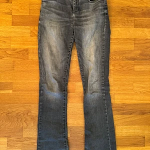 Grå LTB jeans - Super snygga LTB jeans i modellen Fallon. 