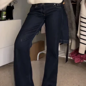 Mörkblå bootcut jeans - Snygga mörkblå bootcut jeans med klassisk design. De är helt nya ifrån NAKD med lappen kvar och kostar 700 nya