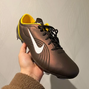 Nike Mercurial Vapor 1 Dark Cinder CR7 - Nike Mercurial Vapor 1 Dark Cinder CR7                  US 10 | Eu 44                                                                 Limiterade till 5000 par i världen                               Köpta från Nike