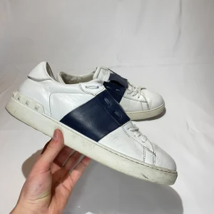 Valentino open - Valentino Garavani || skick 8,5/10 || storlek 43 || made in Italy 🇮🇹 || 100% äkta || serie nummer TQ830Y2 || färg marinblå/vit || nypris ca 7200kr mitt pris endast 2499kr || pris kan diskuteras vid snabb affär!