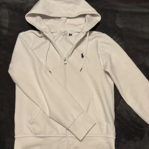 Vit hoodie från Polo Ralph Lauren - Säljer denna sjukt snygga Ralph Lauren kofta i storleken XS, den är i mycket bra skick. Priset går att diskutera vid en enkel och snabb affär. Tveka inte på att höra av dig vid minsta lilla fundering!🤩