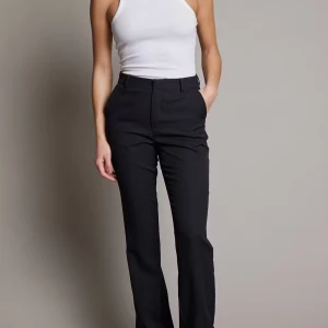 Svarta kostymbyxor - Svarta kostym från bikbok i modellen Vilma, för stora för mig endast använda 1 gång. Nypris 500kr säljer för 300kr.