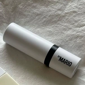 Makeup by Mario Sculpting stick - I medium dark. Säljer pga av att den var lite för mörk för mig. Testad men ej använd