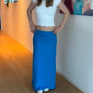 Blå långkjol - Säljer denna supersnygga blå långkjol som är egensydd.🩷Personen på bilden är 162 cm för referens. Ställ gärna frågor och pris kan diskuteras! 💞