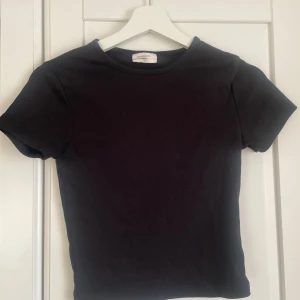 Svart tajt t-shirt  - Säljer denna jättefina tröja från Gina i storlek S. Tröjan har en tajt passform 💗💗
