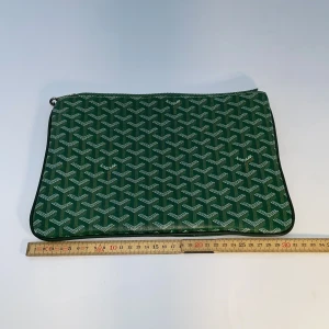 Grön kuvertväska - Snygg grön kuvertväska med ett unikt mönster och dragkedja. Kan boosta ens outfit jätte mycket och är väldigt enkel att ha med sig om man bara ska ta med sig lite grejer om man ska ut eller till skolan typ längden är 31,5 cm och bredden är 21 cm, kom dm vid frågor och funderingar💯