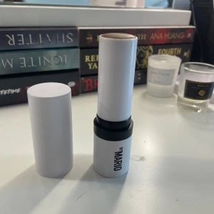 Contourstick från By Mario - Säljer ett contourstick från By Mario💞💞Har använt den kanske 4 gånger men har märkt att den inte passar min hy då den är för mörk för mig💞Perfekt för att skapa definition och skulptera ansiktet med en krämig formula som är lätt att blanda ut.