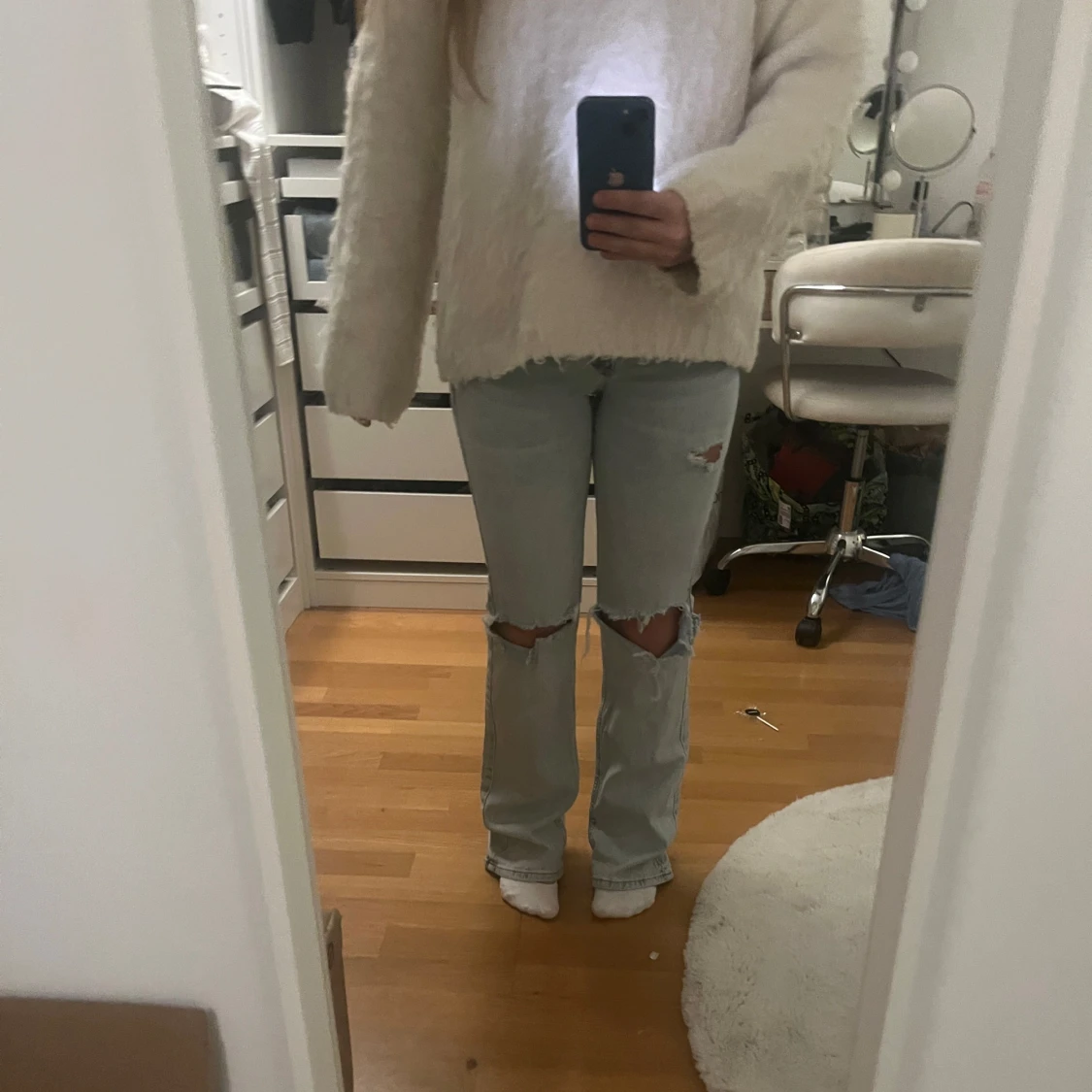 Ljusblåa jeans med hål och slitningar