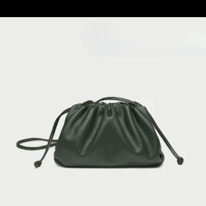 Grön axelväska  - Snygg grön axelväska från raffinato i storlek small. Den är helt oanvänd!