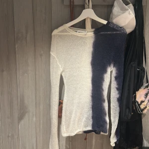 Vit och blå långärmad tröja från Weekday - Snygg långärmad tröja från Weekday i en cool vit och blå färgkombination. Storlek XS. 