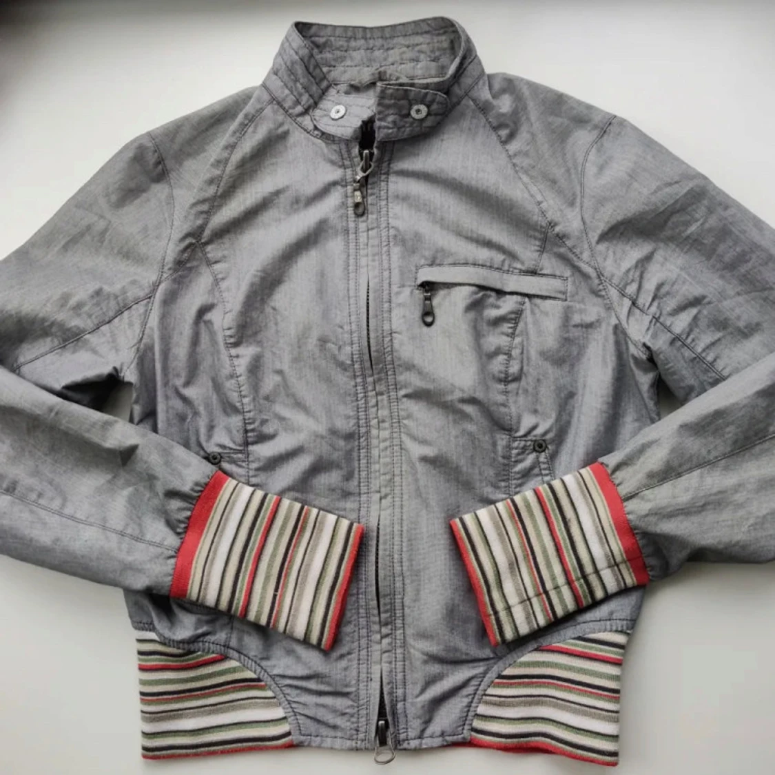 Grå jacka med broderi - 1