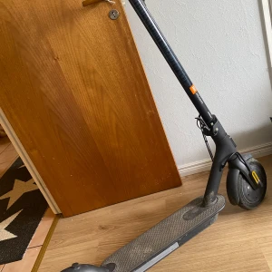 Elscooter från xiaomi - Säljer nu min elscooter från Xiaomi då den bara står och tar plats. Den är i bra skick men bakdäcket är bytt en gång men de märks inte alls förutom på utseendet (se sista bilden) laddare ingår. Högsta hastigheten är 20km/h men den går snabbare i nerförsbackar. Köpte för 3900 säljer nu för 2500 eller högsta bud. Vill man köpa så vill jag också arg man hämtar den då den är alldeles för stor att frakta. Kan mötas i Surahammar Västerås och Hallstahammar 