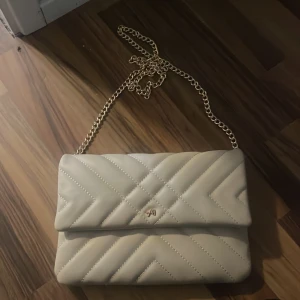 Beige quiltad axelväska med kedja - Oanvänd beige väska