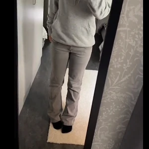 Gråa jeans - Säljer mina gråa jeans ifrån Gina Young💕de är i bra skick