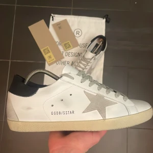 Golden Goose - Ett par otroligt snygga Golden Goose med grå stjärna och svart häl! 🌟Storlek 42. (Bara använda ett fåtal gånger, i princip nya!) Kvitto finns! Hör av dig vid intresse😊🤝
