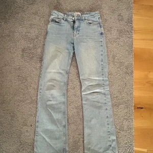 Ljusblåa jeans  - Snygga ljusblåa jeans som är köpta på GinaTricot för 500 kr. Säljer då jag inte har användning längre men är i bra skick. Modellen är ”mid waist”
