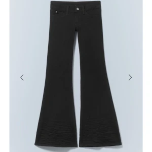 Svarta bootcut jeans från weekdey - Snygga svarta bootcut jeans från weekday, märket Cheap Monday. De är lite mindre i storleken, jag gick nämligen upp 1-2 storlekar i midjan. Använda 2 gånger så de är som nya i skicket💕