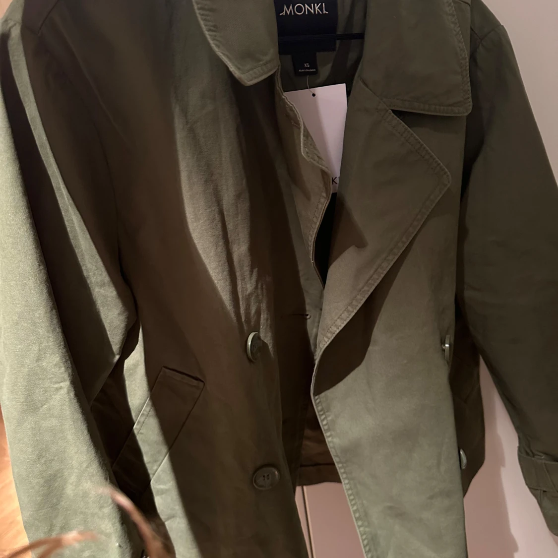 Olivgrön jacka från Monki