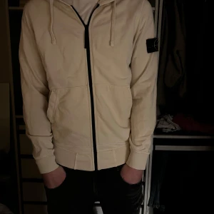 Beige hoodie från Stone Island - Beige stone island zip hoodie i bra skick!!