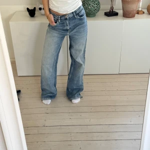 Blå jeansbyxor - Snygga blå lågmidjade jeans med en avslappnad passform. 