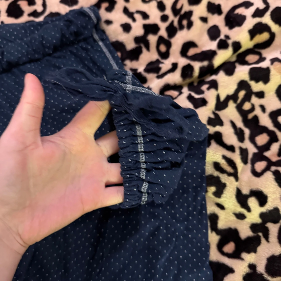 Mörkblå prickiga pyjamasbyxor - 1