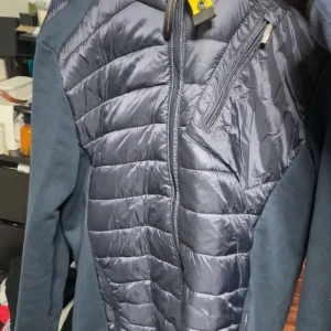 Mörkblå jacka från Parajumpers - ÄKTA! O Snygg mörkblå jacka från Parajumpers med quiltad design och dragkedja framtill. Jackan har långa ärmar och en praktisk bröstficka med dragkedja. Perfekt för våren.