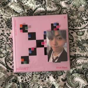 Tomorrow X Together - Minisode1: Blue Hour Album - Säljer albumet 'Minisode1: Blue Hour' av Tomorrow X Together. Inkluderar en rosa fotobok, CD, fotokort och klistermärken. Några av klistermärkena är använda och ett av klistermärkena är lite böjd på kanten. Nypris: 319