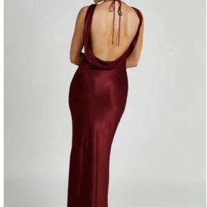 Meskhi långklänning  - Säljer denna otroliga vinröda klänningen som passar perfekt till bal eller liknande. Den är från meshki men helt slutsåld. Köpt begagnat men aldrig använt då jag hittade en annan. Passar mig som är s i vanliga fall. Nypris 2000