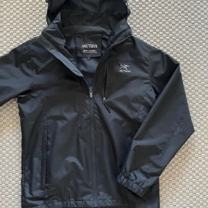 Arctyrex jacka - Tja tja! Säljer nu denna feta Arctyrex jacka på grund av att den inte kommer till användning längre! - Storlek: L men passar m/s - Skick: 6/10 Inga fel förutom hål i fickor - tveka ej på att skriva vid funderingar och pris kan diskuteras vid snabb affär mvh Carl!
