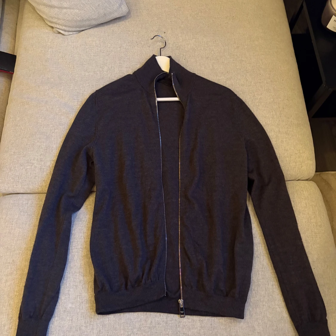 Mörkgrå zip up från Prada - 1