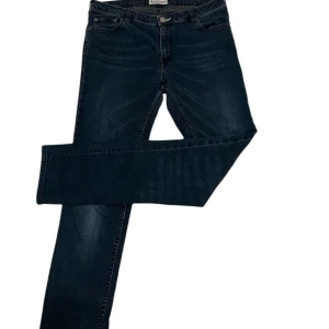 Marinblå jeans från Acne Studios - Ett par marinblå acne jeans som är perfekta till våren och sommaren!                                             📏STORLEK📏30W 34L men jag skulle säga att den passar från 28-32 i midjan                                💵Pris💵500kr det går att diskutera men håll det helst rimligt!