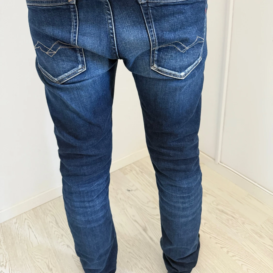 Mörkblå jeans med slitningar
