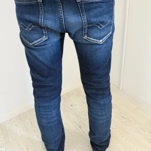 Mörkblå jeans med slitningar - Snygga mörkblå jeans med slitningar från replay
