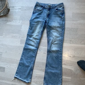 Blå bootcut jeans med urtvättad färg  - Säljer mina ursnygga lågmidjade bootcutjeans från Gina Tricot i storleken 158 OBS har sprättat så jeansen är längre ❤️Jeansen har en mycket fin färg, lite urtvättad nästan - som inte syns på bilden. Jeansen är i storlekar 158 (Tall) Passar mig som är 164 cm