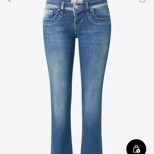 Blå bootcut jeans - Säljer mina jeans pågrund av att dom är förstora och inte kommer till användning. Provade en gång men aldrig andvänt. Skicket är 10/10. Skriv för frågor💕
