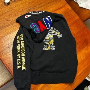Svart hoodie från A Bathing Ape - Säljer en svart hoodie från A Bathing Ape för att den passar inte mig längre. 