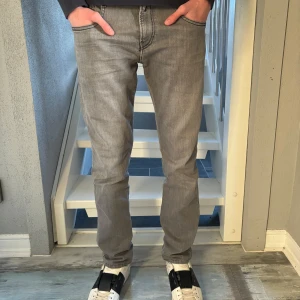 Replay Anbass  - Säljer ett par grå Replay Anbass jeans i slim fit. Dom är i väldigt bra skick och perfekta för en stilren vardagsstil. Hör av er vid frågor!🙌🏻