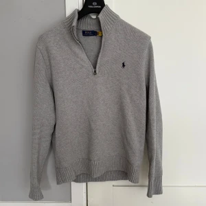 Ralph lauren half zip grå.  - En Ralph lauren half zip i väldigt bra skick, 10/10. Använd ca 10 gånger. Storlek L men passar M också 