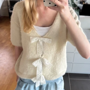 Stickad tröja med rosetter - Säljer min söta stickade t-shirt med rosetter från quinte! Köpt för 700 kr och använd runt 3 gånger. Skönt material och man kan ha den på båda hållen. Storleken OneSize men passar mig som har S/XS! Hör gärna av er innan ni köper då jag lagt upp den på Vinted också!💓