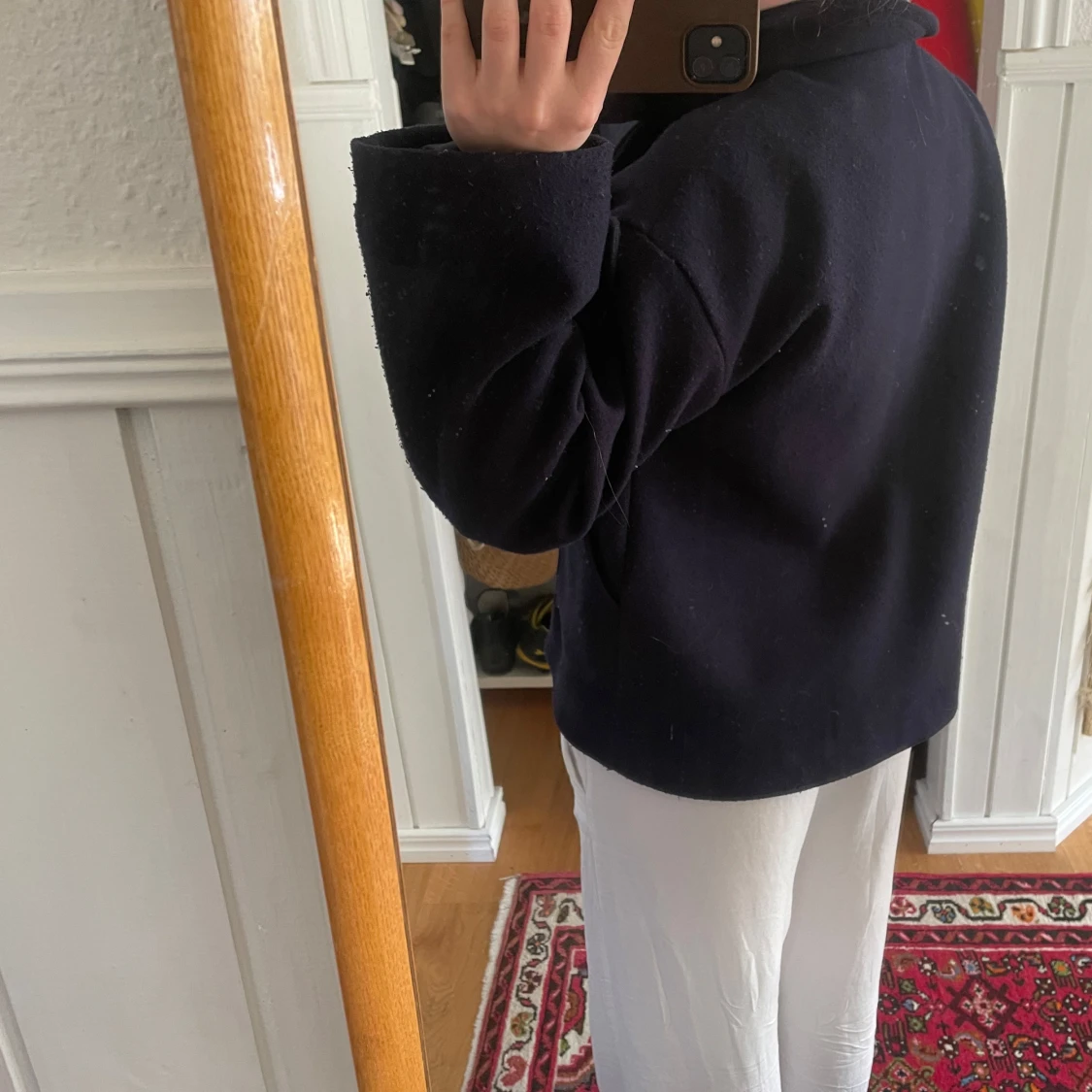 Marinblå kappa med knappar - 3