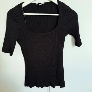 Topp med trekvartsärm - Topp i ribbat martial, använd fåtal gånger